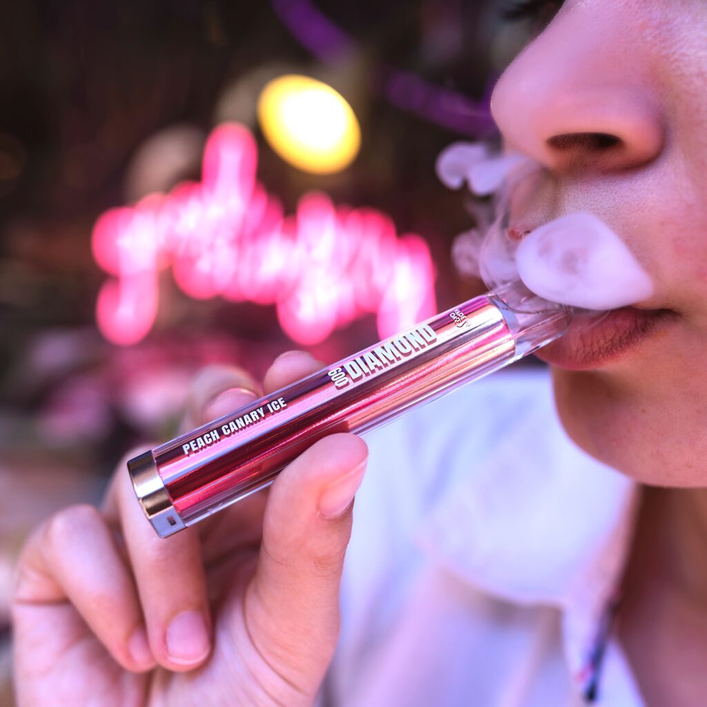 Modello femminile che tiene Diamond 600 Vape